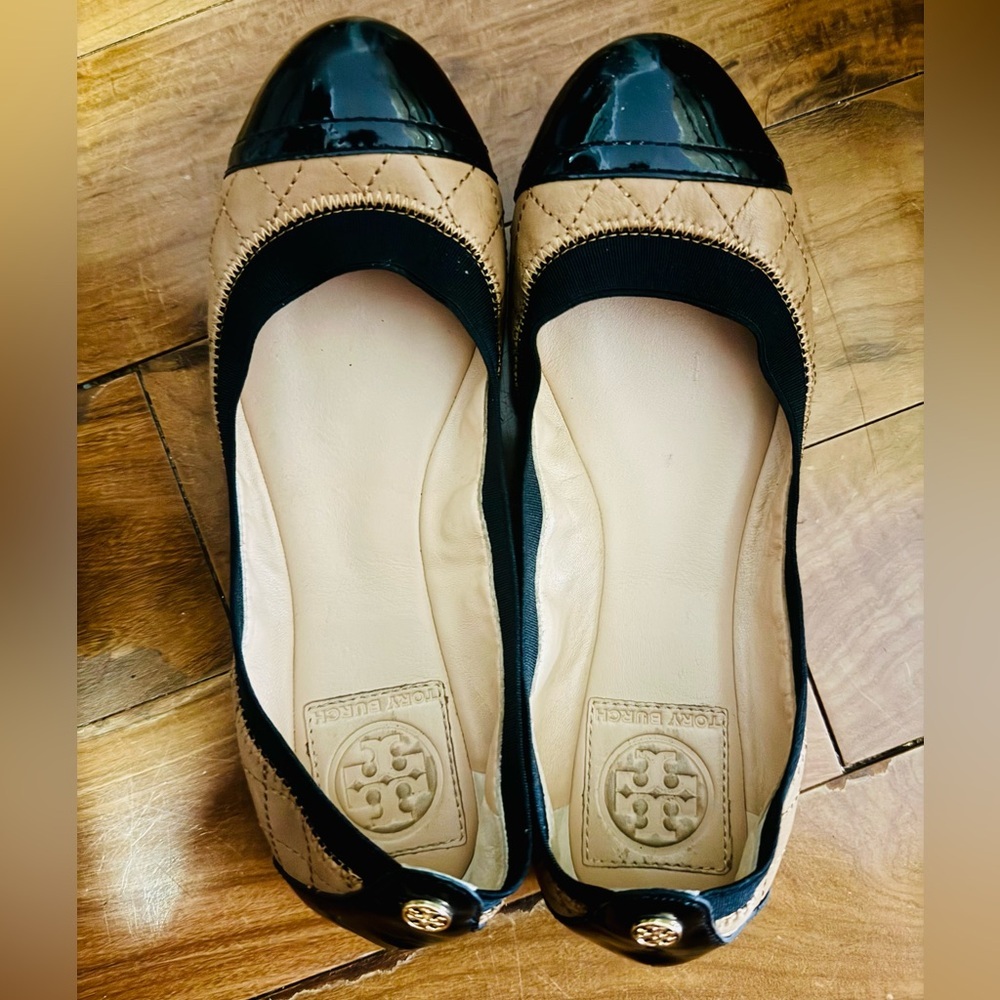 Tory Burch Leather flats in tan caramel nude and black, size 6